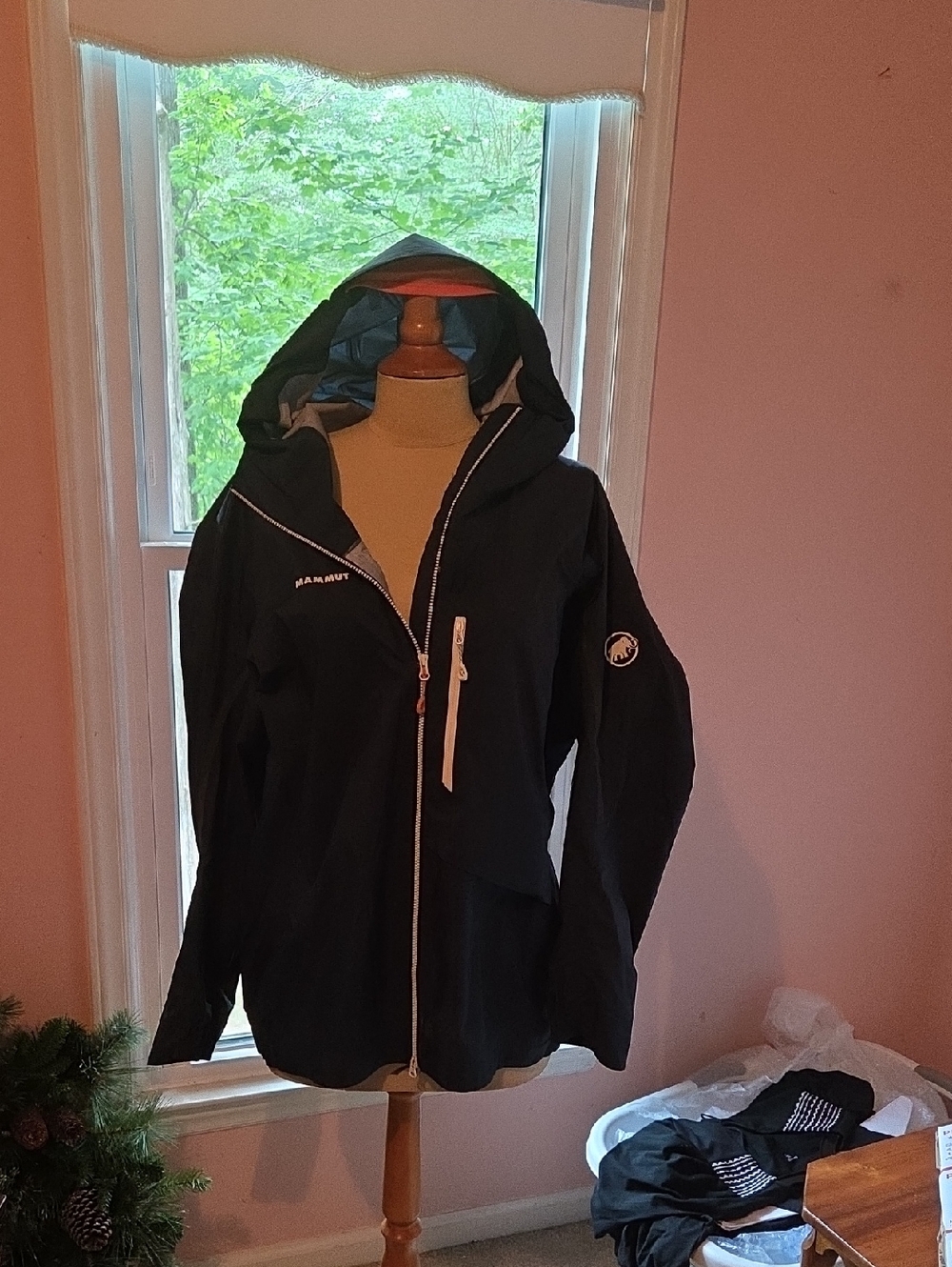 Mammut Navy/grey Hooded Light Weight / Windbreaker Jacket with White Zip Accents